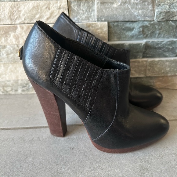 BCBG Vintage Leather Black Booties With Brown Wood Heels & Gold Accent Size 7 - Picture 5 of 8